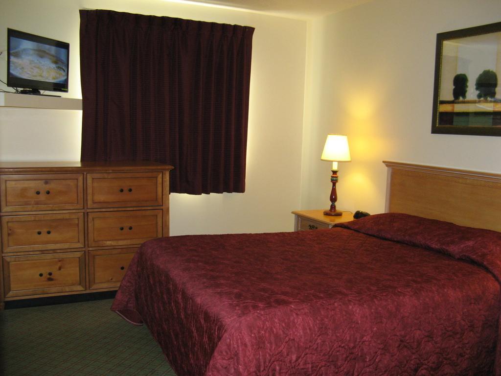 Handys Extended Stay Suites Colchester Room photo