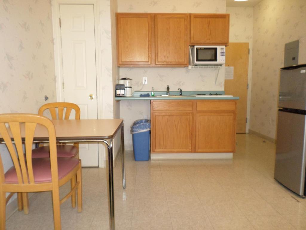 Handys Extended Stay Suites Colchester Room photo